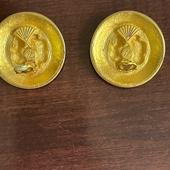 Karl Lagerfeld Vintage gold earrings. Beautiful flower surrounded by leaf vine. - Picture 5 of 5